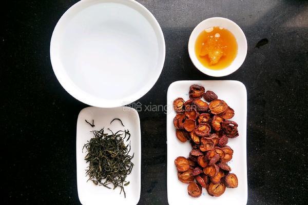 山楂绿茶饮的做法图解1