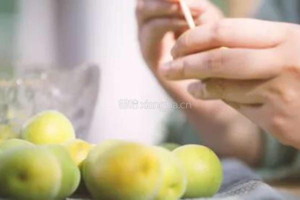 青梅酒||人随时光各自远，蓦然回首，却把青梅酿美酒的做法图解2