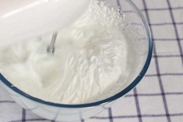打发淡奶油小技巧的做法图解3