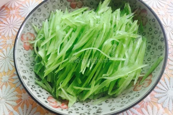 凉拌莴笋丝的做法图解2