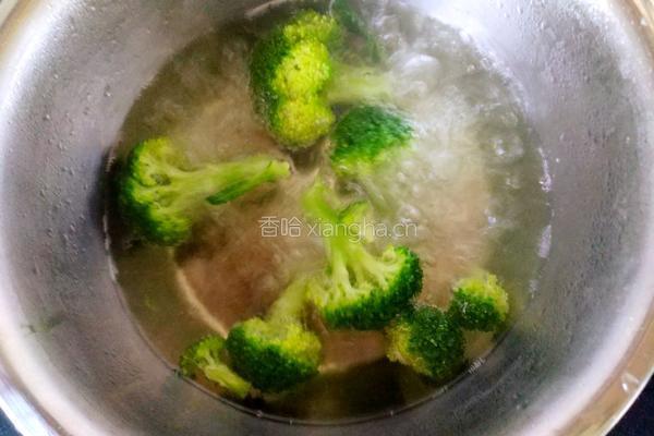 西蓝花炒黑米饭的做法图解4