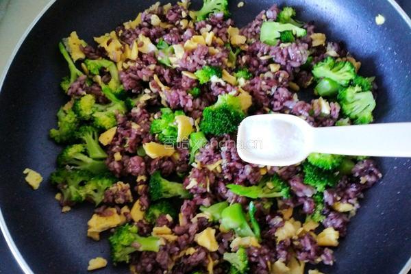 西蓝花炒黑米饭的做法图解14