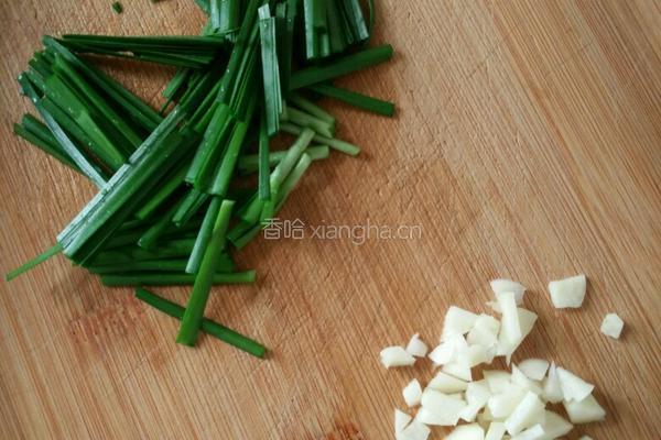 蚕豆黄炒韭菜的做法图解1
