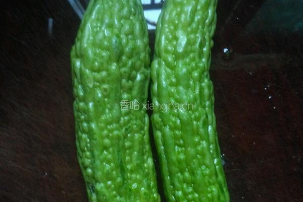 酱油炒苦瓜（减轻苦味）的做法图解1