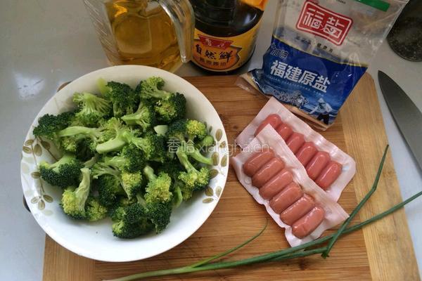西蓝花炒脆肠的做法图解1