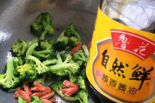 西蓝花炒脆肠的做法图解7