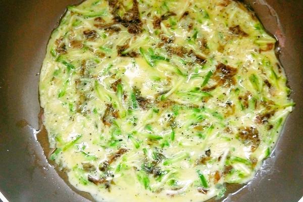 宝宝辅食丝瓜鸡蛋饼的做法图解7