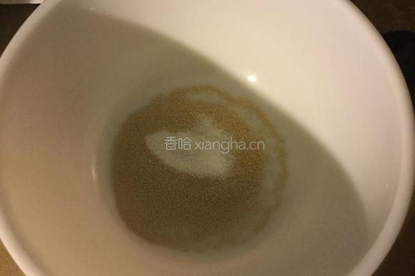 甜面包和肉桂卷的做法图解1