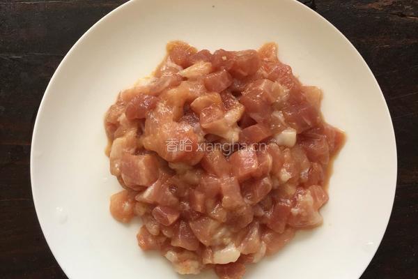 肉丁炒毛豆的做法图解3