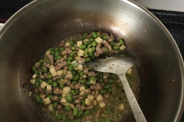肉丁炒毛豆的做法图解7