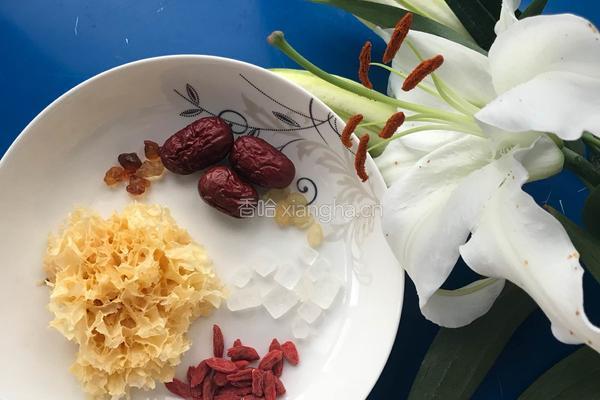 银耳红枣桃胶羹的做法图解1