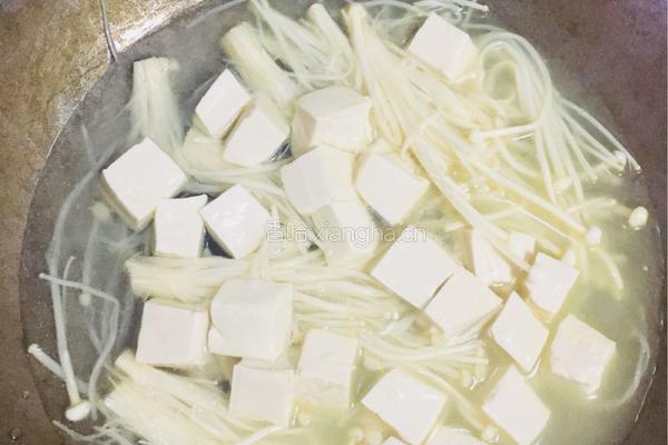 金针菇豆腐汤的做法图解4