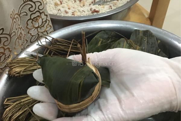 咸蛋五香猪肉粽的做法图解22