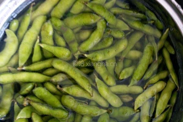 煮毛豆的做法图解1