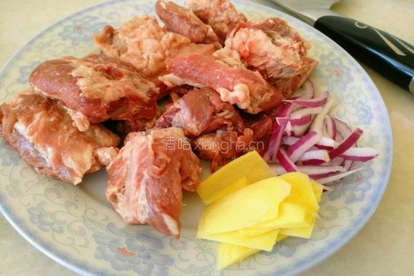 排骨酸菜馅蒸饺的做法图解1