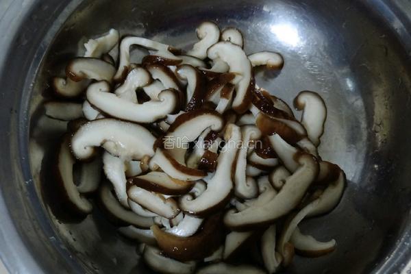 香菇鸡肉粥的做法图解1