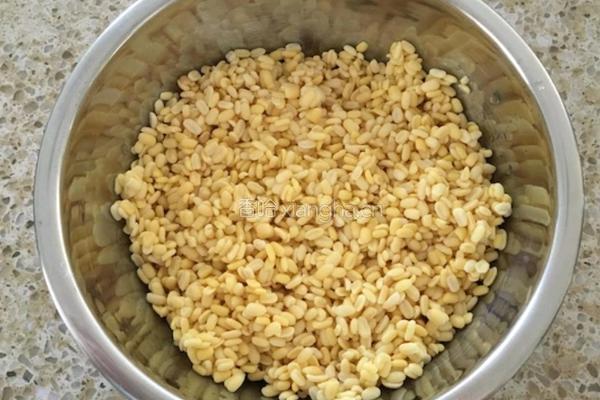 奶香三色绿豆糕的做法图解1