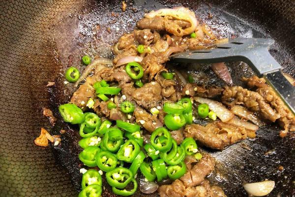 尖椒洋葱孜然炒羊肉的做法图解5