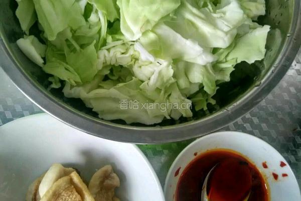 油渣炒白菜的做法图解1