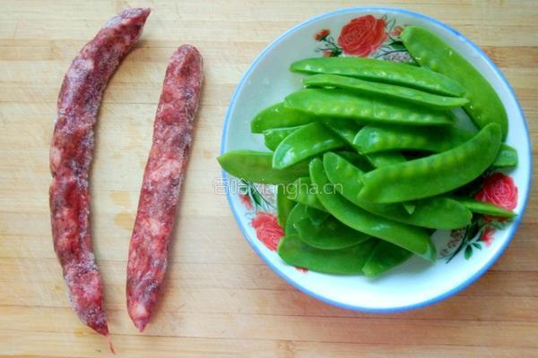 荷兰豆炒腊肠的做法图解1