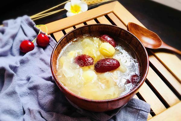 莲子雪耳筒骨汤（清润补钙）的做法图解12