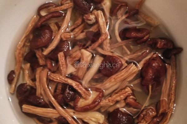 牛肉茶树菇的做法图解2