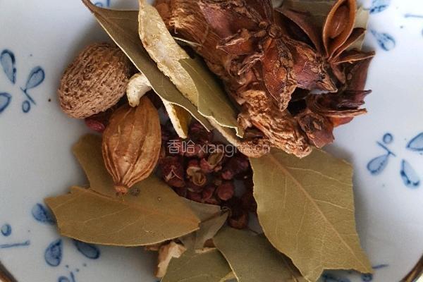 香菇花生炖猪蹄的做法图解1