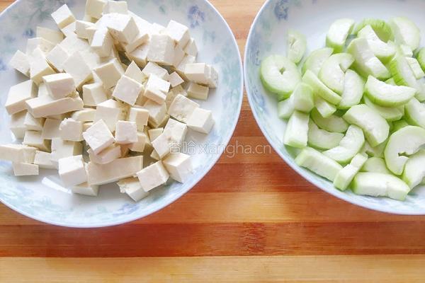 丝瓜豆付木耳汤的做法图解2