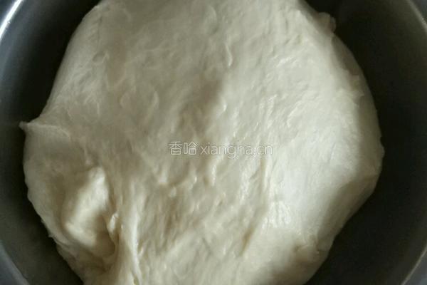 鲜虾红肠披萨的做法图解1