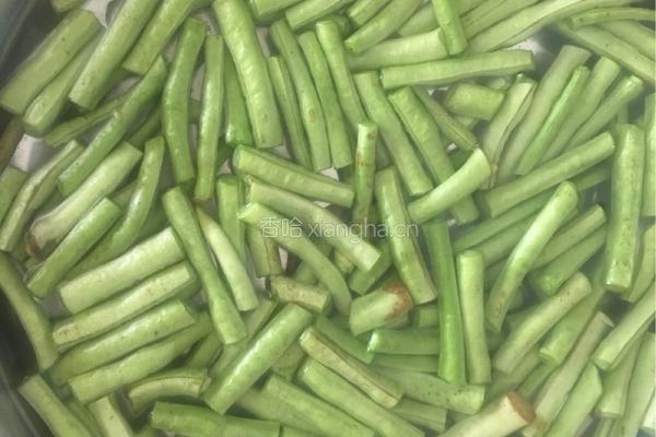 橄榄辣豆角的做法图解1