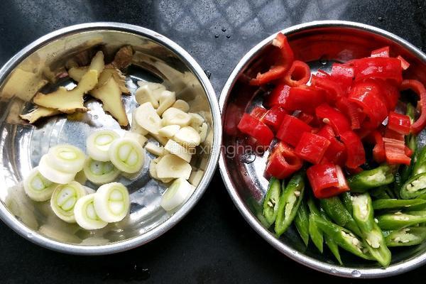 麻辣鸡胸肉的做法图解2