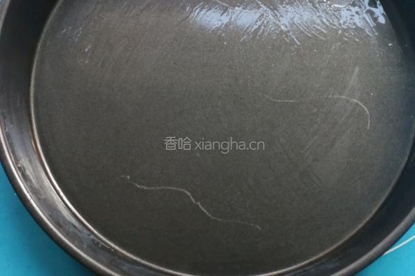 烤肠花边培根披萨的做法图解3