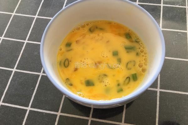 葱炒鸡蛋的做法图解1