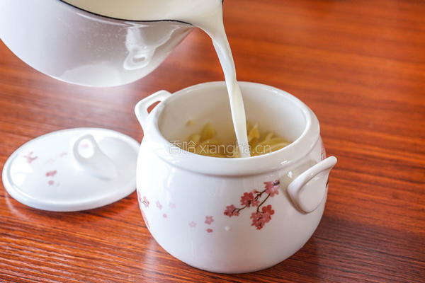 花胶木瓜牛奶冻，颜值超高！的做法图解2
