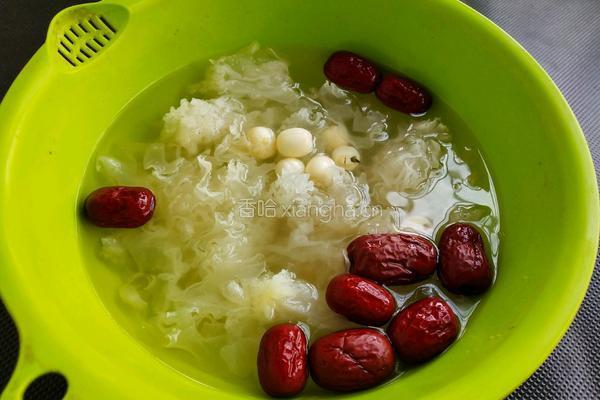 银耳莲子红枣汤的做法图解2