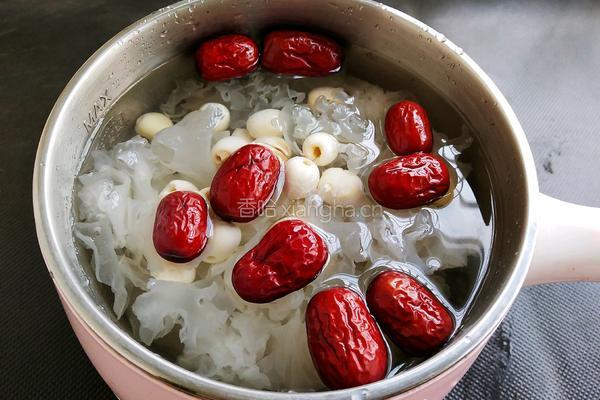 银耳莲子红枣汤的做法图解3