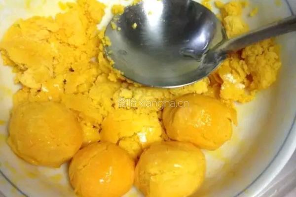 鸭蛋黄土豆丝的做法图解1