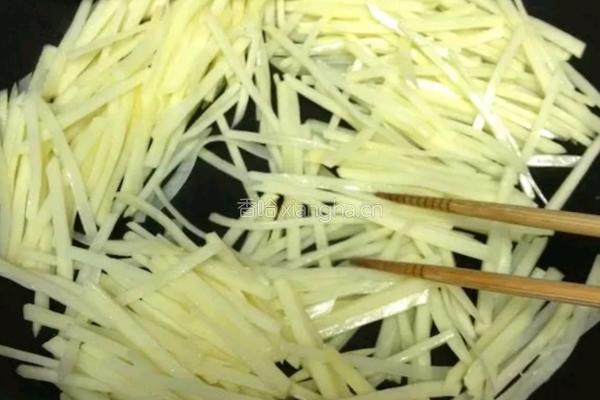 鸭蛋黄土豆丝的做法图解2
