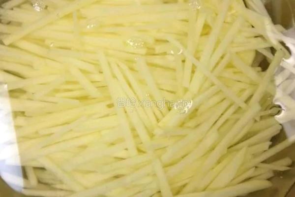 鸭蛋黄土豆丝的做法图解4