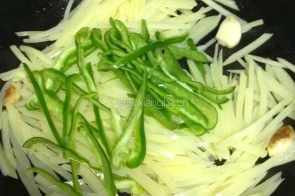 鸭蛋黄土豆丝的做法图解5