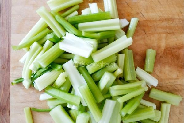 芹菜土豆条的做法图解1