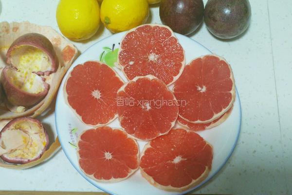 夏日蜂蜜水果饮的做法图解2