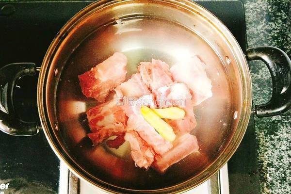 小土豆焖排骨的做法图解2