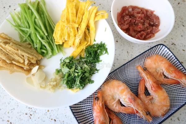 青椒肉丝鲜虾面的做法图解1