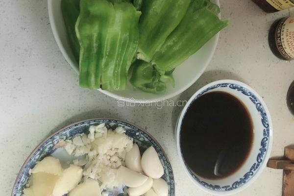 虎皮青椒的做法图解1
