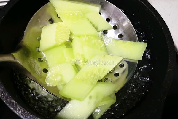 番茄鹅蛋黄瓜面的做法图解4