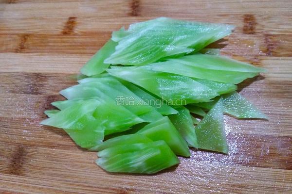 莴笋仔姜胡萝卜炒香肠的做法图解4