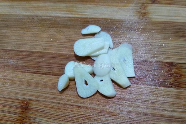 莴笋仔姜胡萝卜炒香肠的做法图解8
