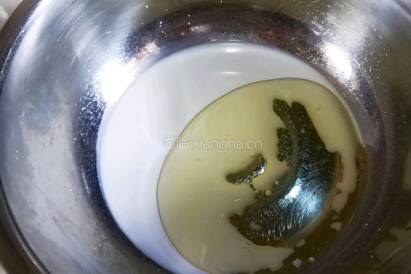 草莓酱蛋糕卷的做法图解2