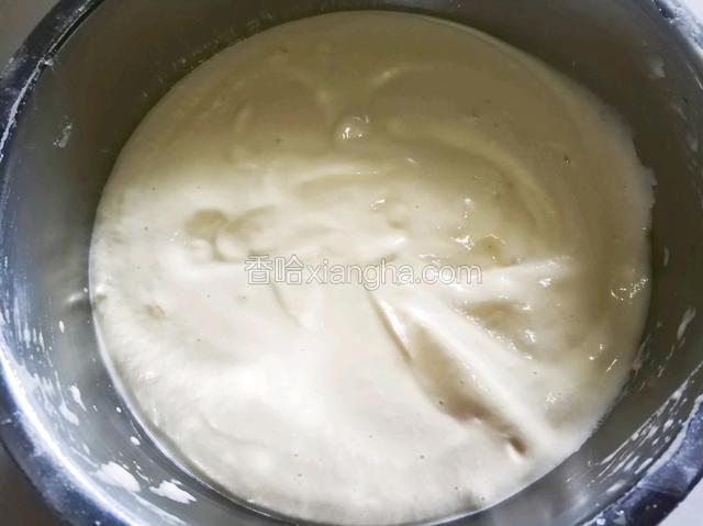 用橡皮刮刀由下至上翻拌或者切割方式翻拌面糊，不要划圈搅拌。